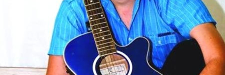 Charl Kruger, ‘n opkomende kunstenaar van die Kaap, tree op 13de Desember 2014 om 20:00 tot 24:00 by Owl’s Pub, Uilenkraal ten bate van Herberg-aan-See-Tehuis vir Bejaardes op. Kaartjies beloop R50.00 per persoon, met ‘n kontantkroeg en ligte etes wat te koop aangebied sal word. Charl het ‘n “groot” hart en is besig met sy eie projek: “Ons gee om”. Navrae kan aan Hester Venter by 082-439-6256 of Herberg-aan-See by 028-384-0501.